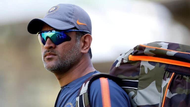 2018-11-02T100416Z_836153337_RC1D5F05A000_RTRMADP_3_CRICKET-ODI-IND-WIN-DHONI.JPG