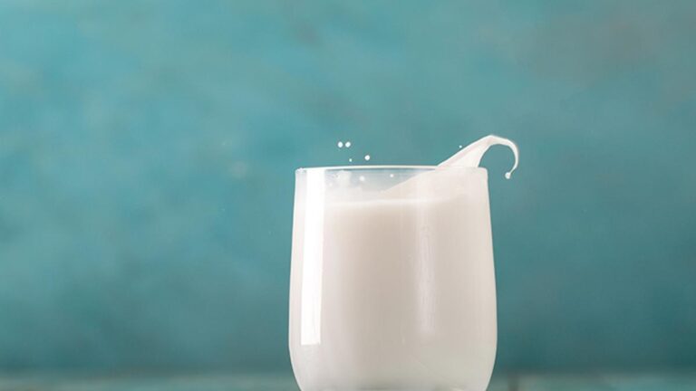 IMG_glass_of_milk_on_a_w_2_1_KVDBHV3D.jpg
