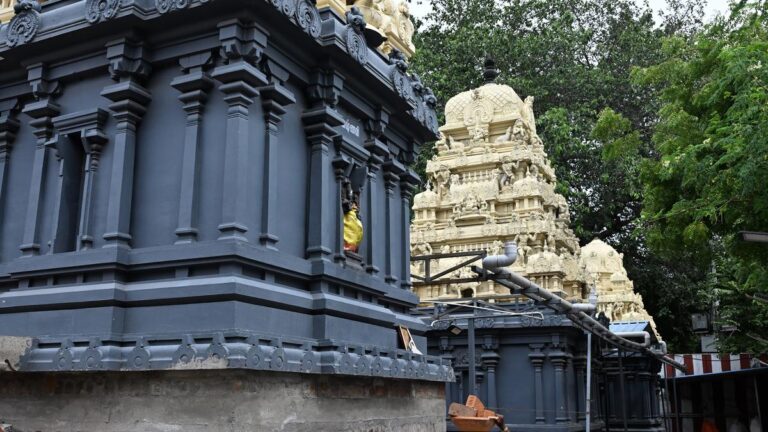 RAISING20HEIGHT20OF20OLD20TEMPLE20USING20JACKS20MADHYA20KAILASH20VINAYAGAR20TEMPLE_08.jpg